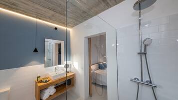 Penthouse | Badkamer | Een douche, een regendouche, gratis toiletartikelen, een haardroger