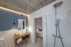 Penthouse Double Room | Bathroom | Shower, rainfall showerhead, free toiletries, hair dryer - Hotel m - 27 (Mercadal)