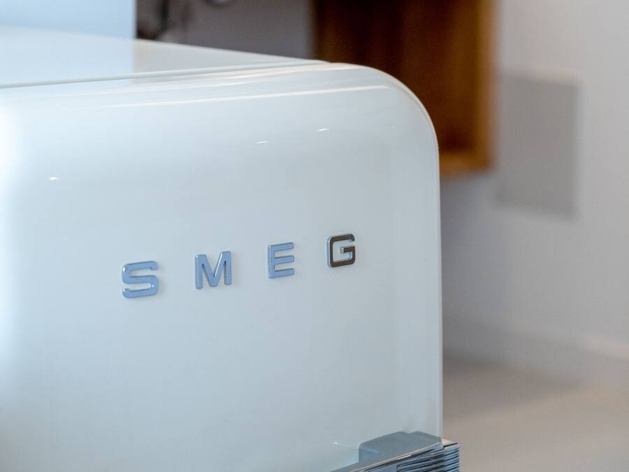 Un electrodoméstico blanco con el nombre de marca 'SMEG'.
