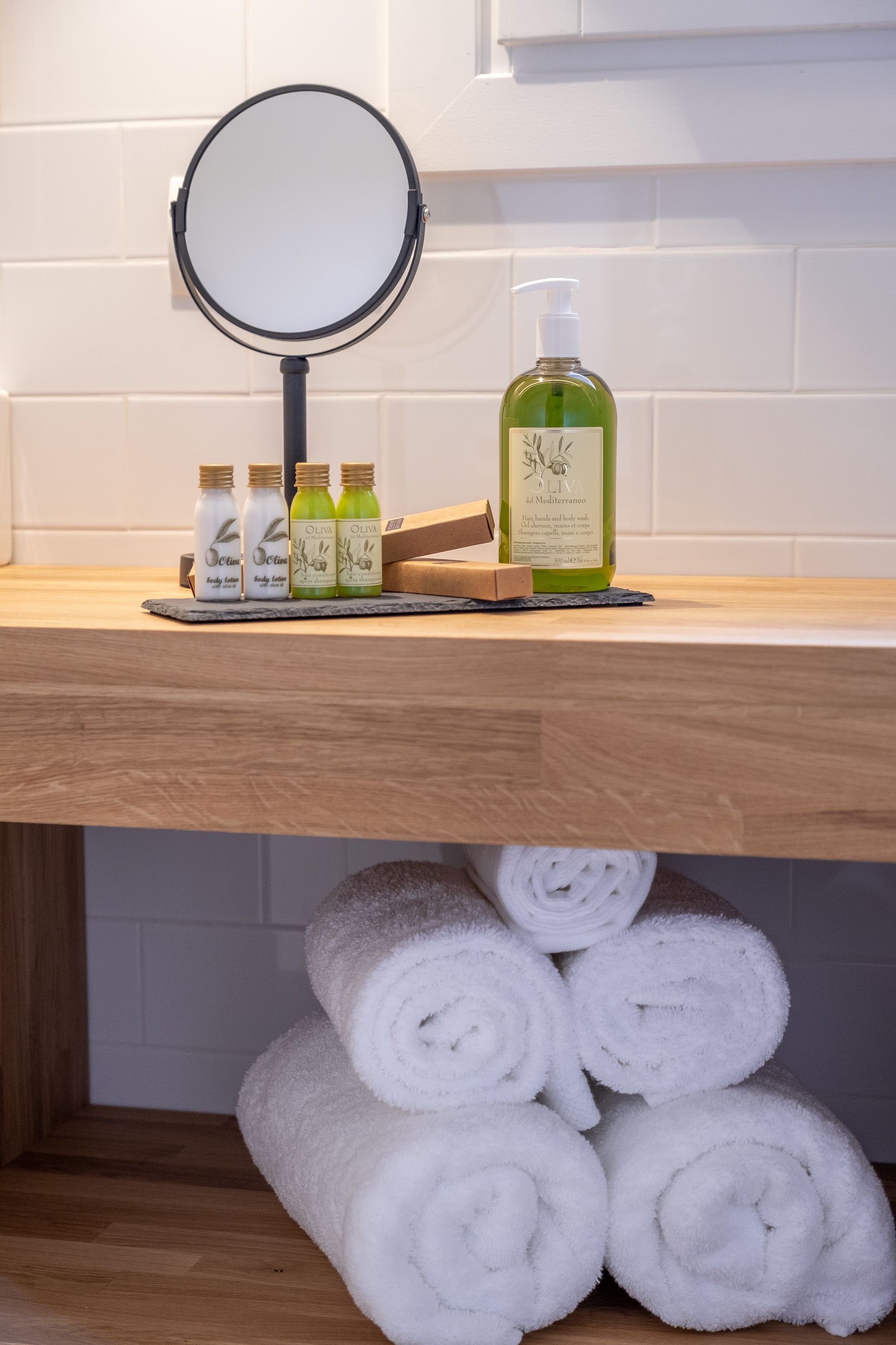 shower, rainfall showerhead, free toiletries, hair dryer