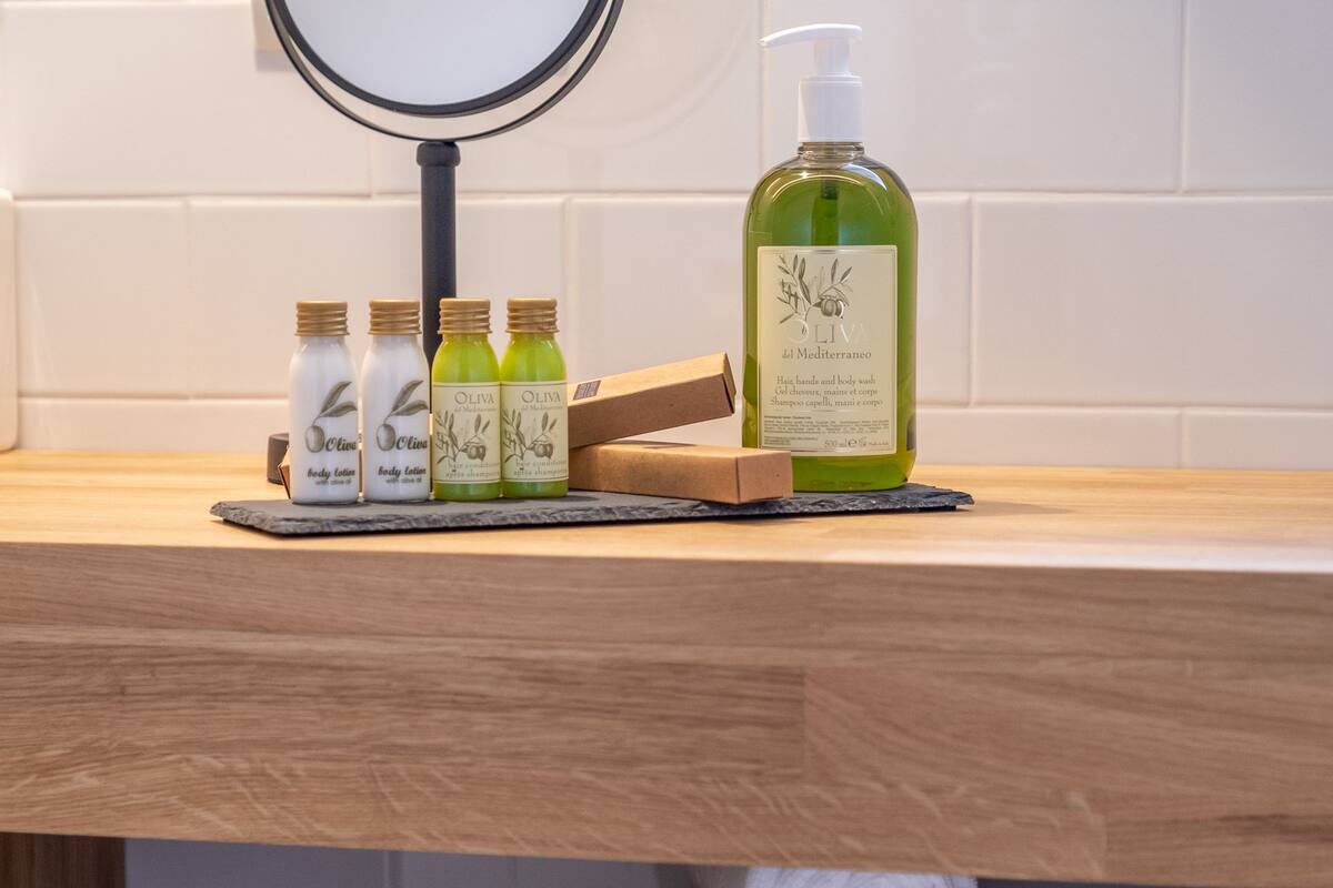 shower, rainfall showerhead, free toiletries, hair dryer