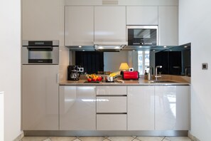 Kühlschrank, Mikrowelle, Ofen, Herdplatte