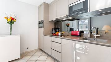 Réfrigérateur, micro-ondes, four, plaque de cuisson