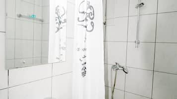 Appartement, 1 chambre | Douche de la salle de bain