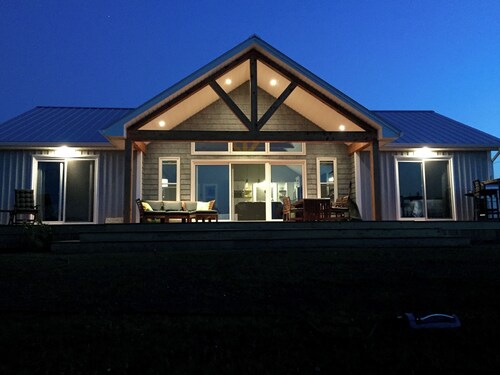 Beachfront Cottage Located In Amazing Thunder Cove