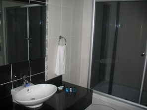 Gratis toiletartikelen, een haardroger, pantoffels, handdoeken