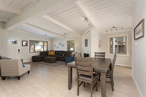 Een televisie en een dvd-speler