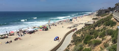 Chaises longues, serviettes de plage