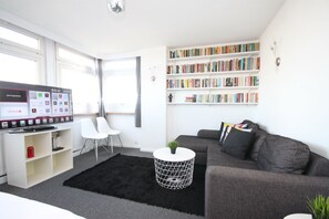 Leilighet – city, 1 soverom, ikke-røyk, kjøkken | Oppholdsområde | TV