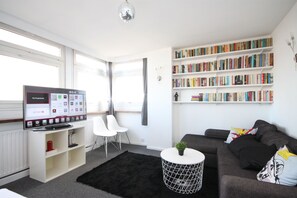 Leilighet – city, 1 soverom, ikke-røyk, kjøkken | Oppholdsområde | TV