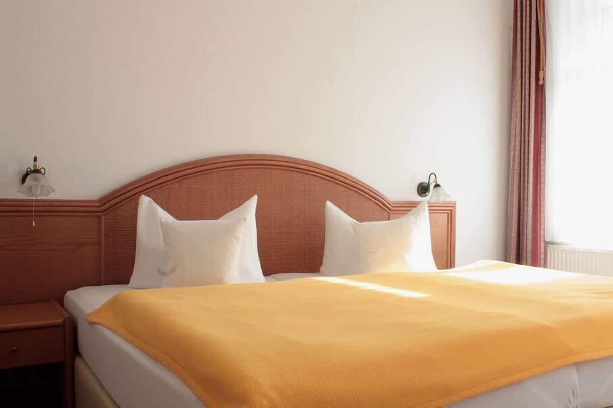 Standaard tweepersoonskamer | Een bureau, extra bedden, gratis wifi, beddengoed