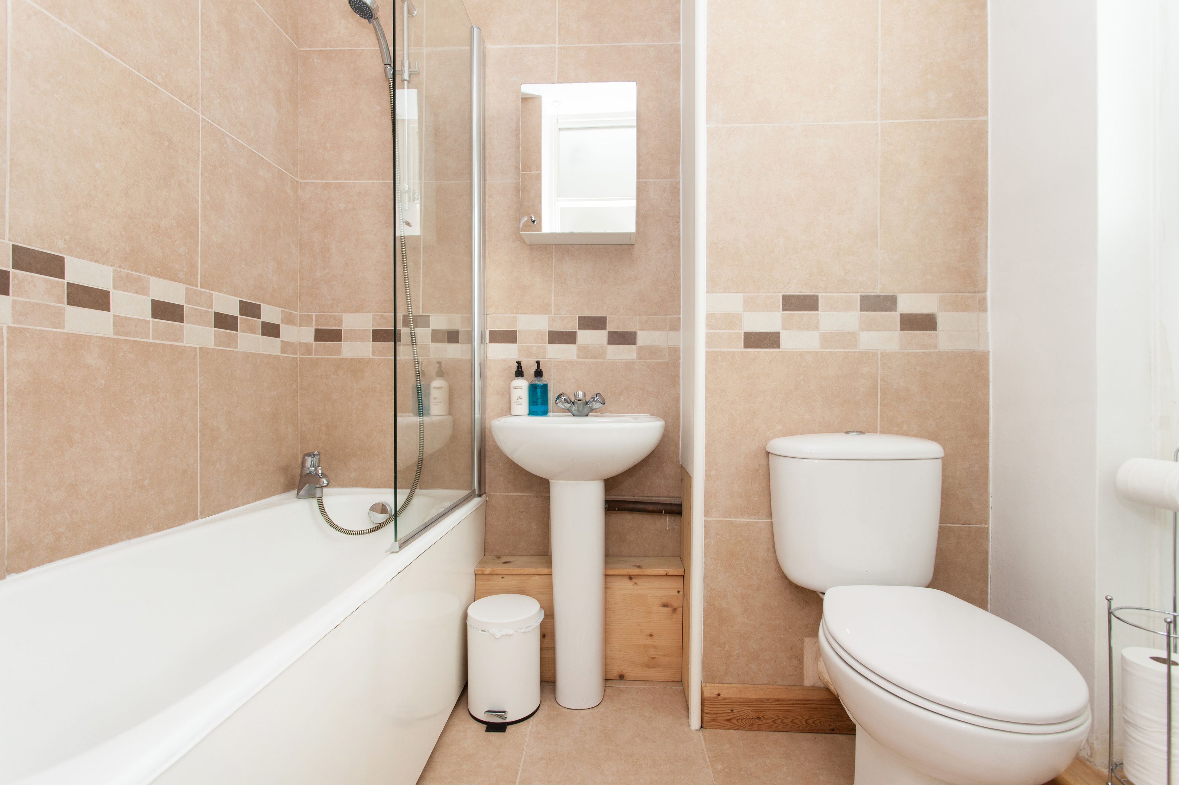 Une salle de bain avec une baignoire, un lavabo et des toilettes.