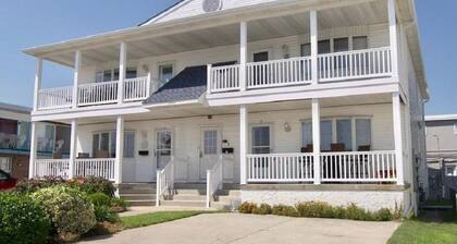 Beach Across The Street! Great Views & Location! Sleeps 10