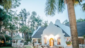 A white building with a reception area, a fountain, and a gazebo in a garden. - Loskop Valley Lodge and Restaurant (Groblersdal)