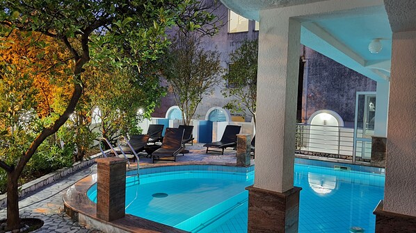 Outdoor pool, pool umbrellas, pool loungers - Villa Golf (Budva)