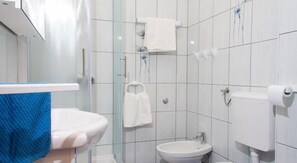 Superior Studio | Bathroom | Shower, free toiletries, hair dryer, towels - Mezzanine Apartments (Zagreb)