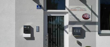 Entrée de l’hébergement