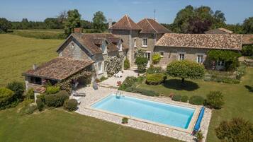 Piscine extérieure (ouverte en saison), parasols de plage