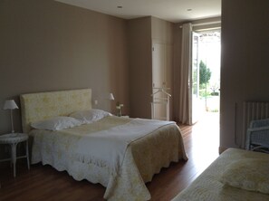 Room (Violettes) | Individually decorated, individually furnished, desk, soundproofing - La Pocterie Chambres d'Hôtes en Vienne (Vouneuil-sur-Vienne)