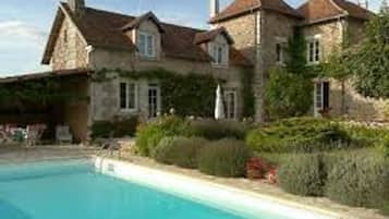 Piscine extérieure (ouverte en saison), parasols de plage