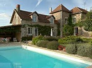 Seasonal outdoor pool, open 10:00 AM to 8:30 PM, pool umbrellas - La Pocterie Chambres d'Hôtes en Vienne (Vouneuil-sur-Vienne)
