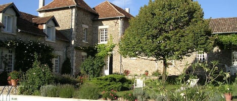 Una piscina al aire libre de temporada (de 10:00 a 20:30), sombrillas