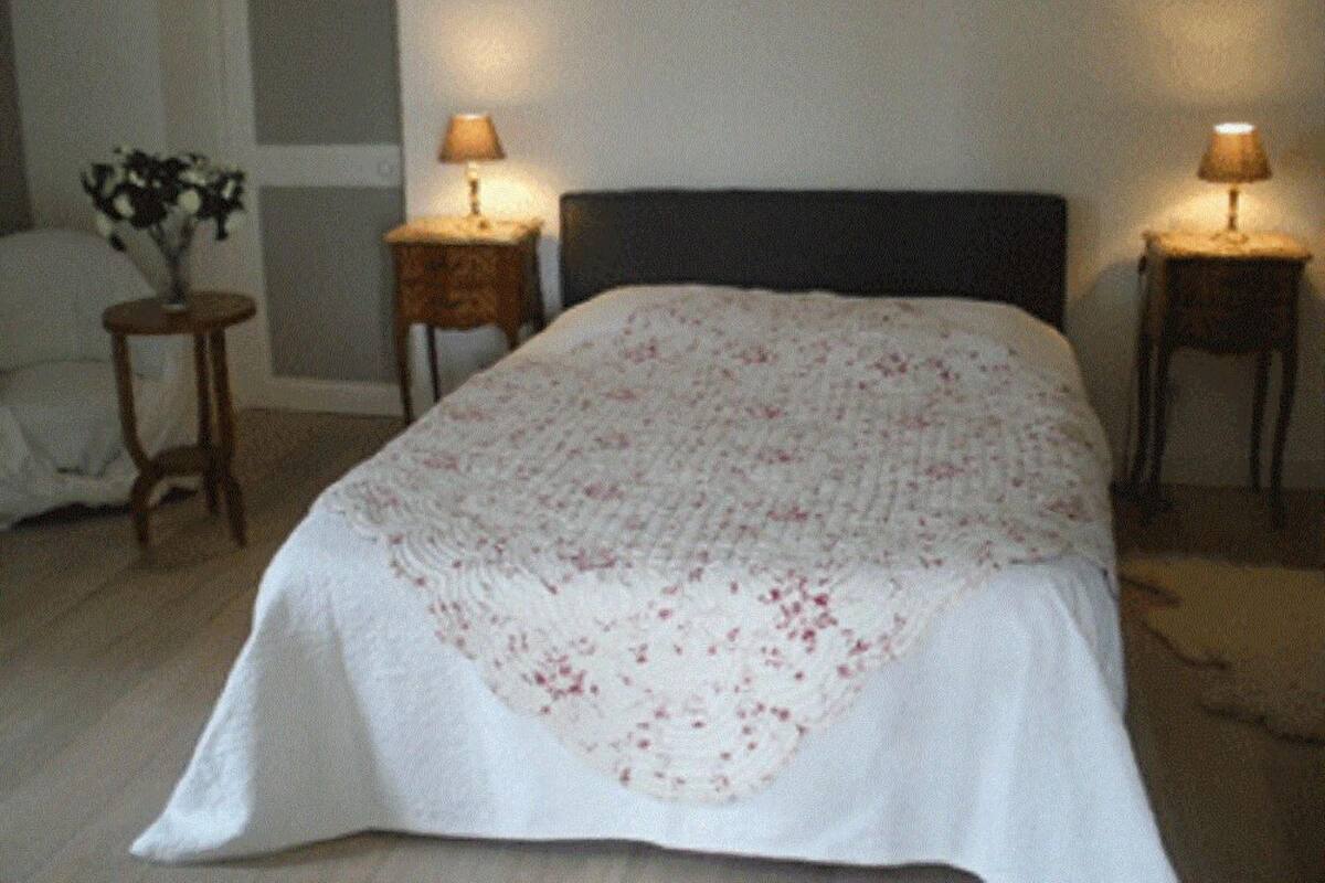 Quarto clássico (Les Jonquilles) | Escrivaninha, quartos à prova de som, ferros/tábuas de passar roupa