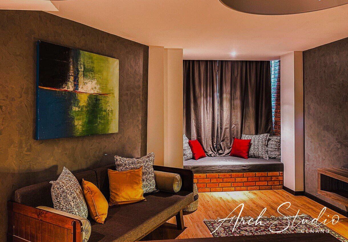 Un salon moderne avec un canapé, un tableau, un mur en briques et une fenêtre avec des rideaux.