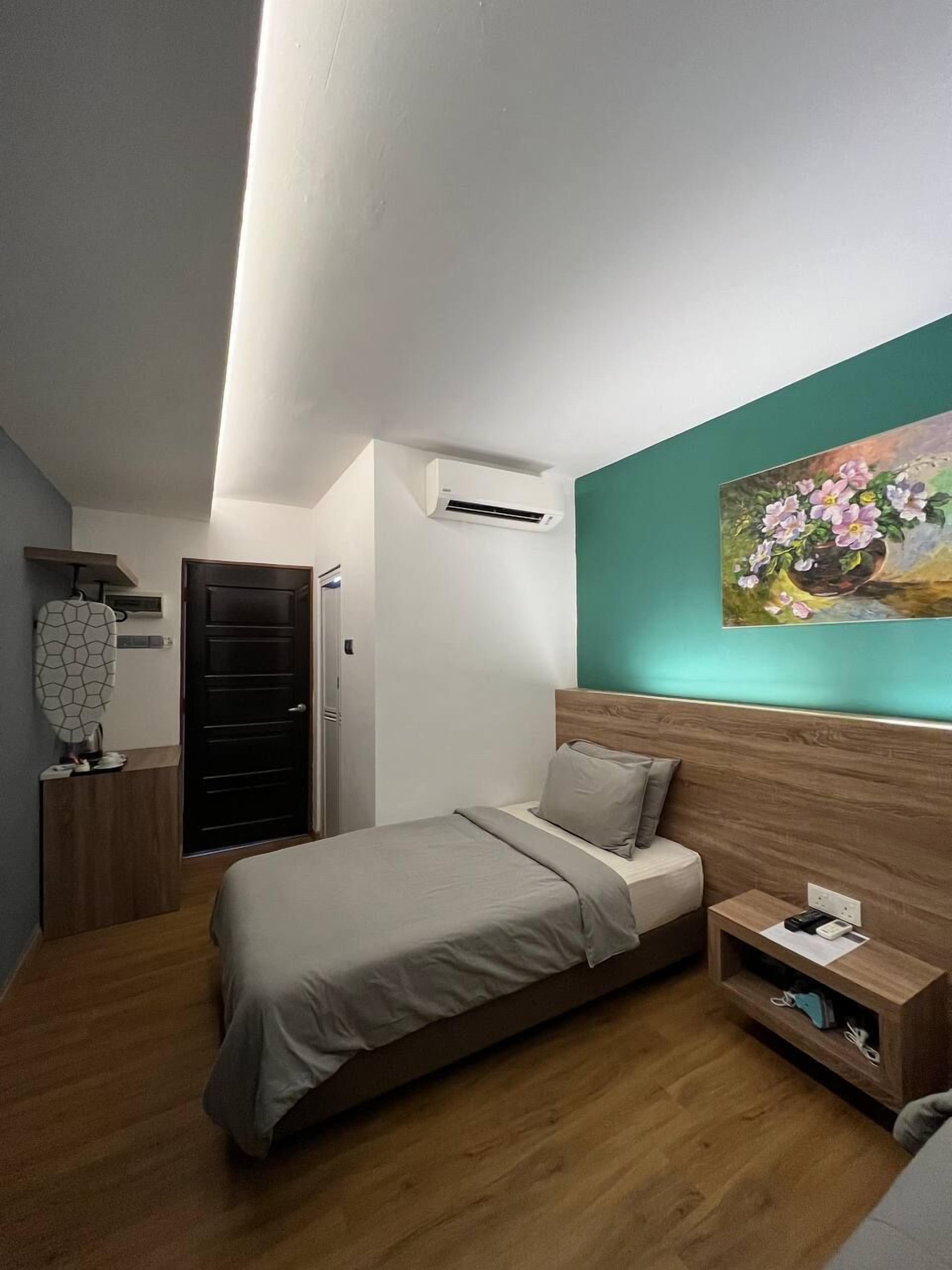 Un dormitorio moderno con cama, mesita de noche y un cuadro en la pared.