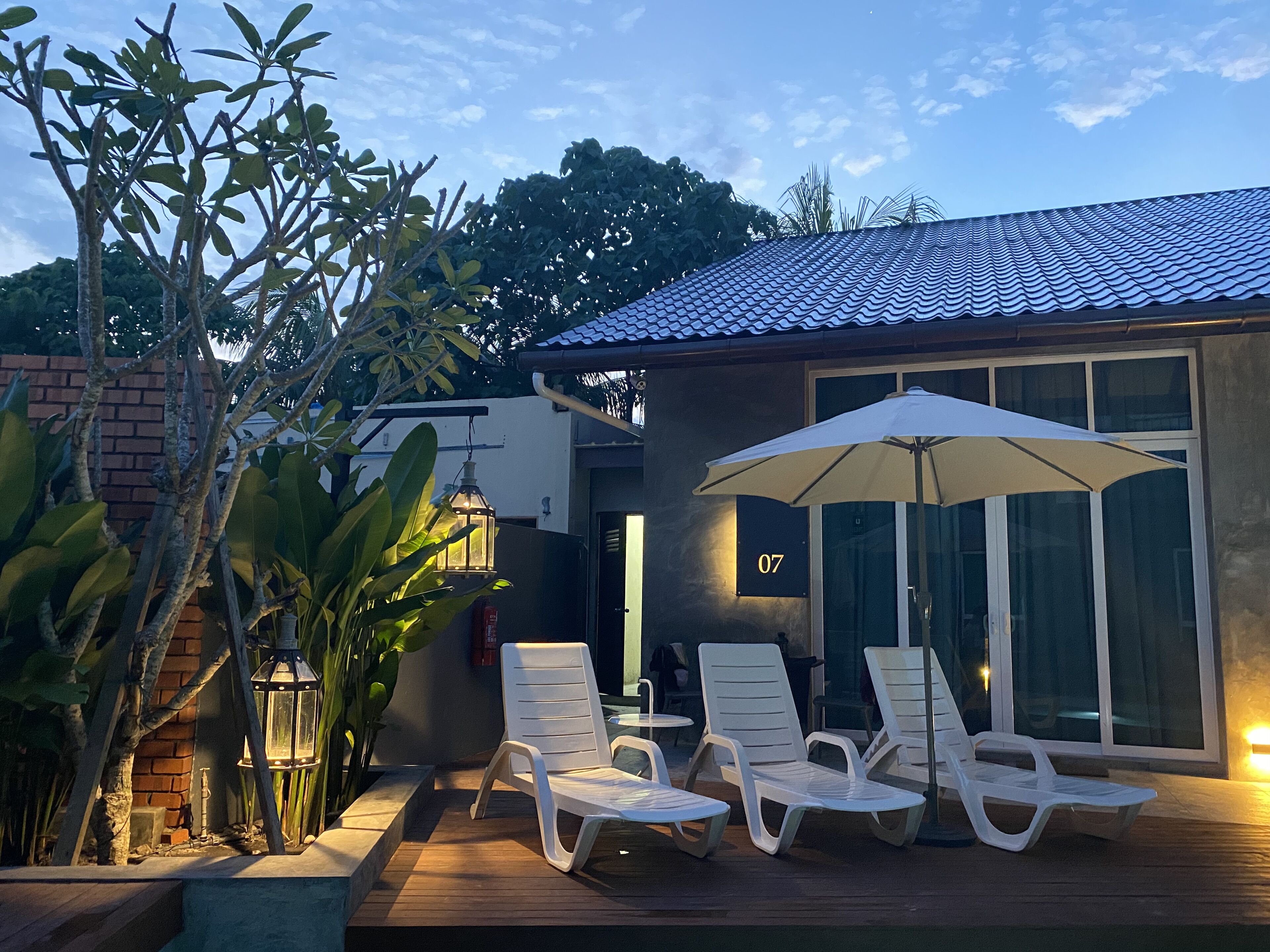 حمّام سباحة خارجي، مظلات على حمّام السباحة، مقاعد للتشمس