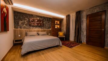 King Studio | Minibar, individually decorated, individually furnished, blackout drapes