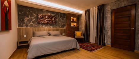 King Studio | Minibar, individually decorated, individually furnished, blackout drapes