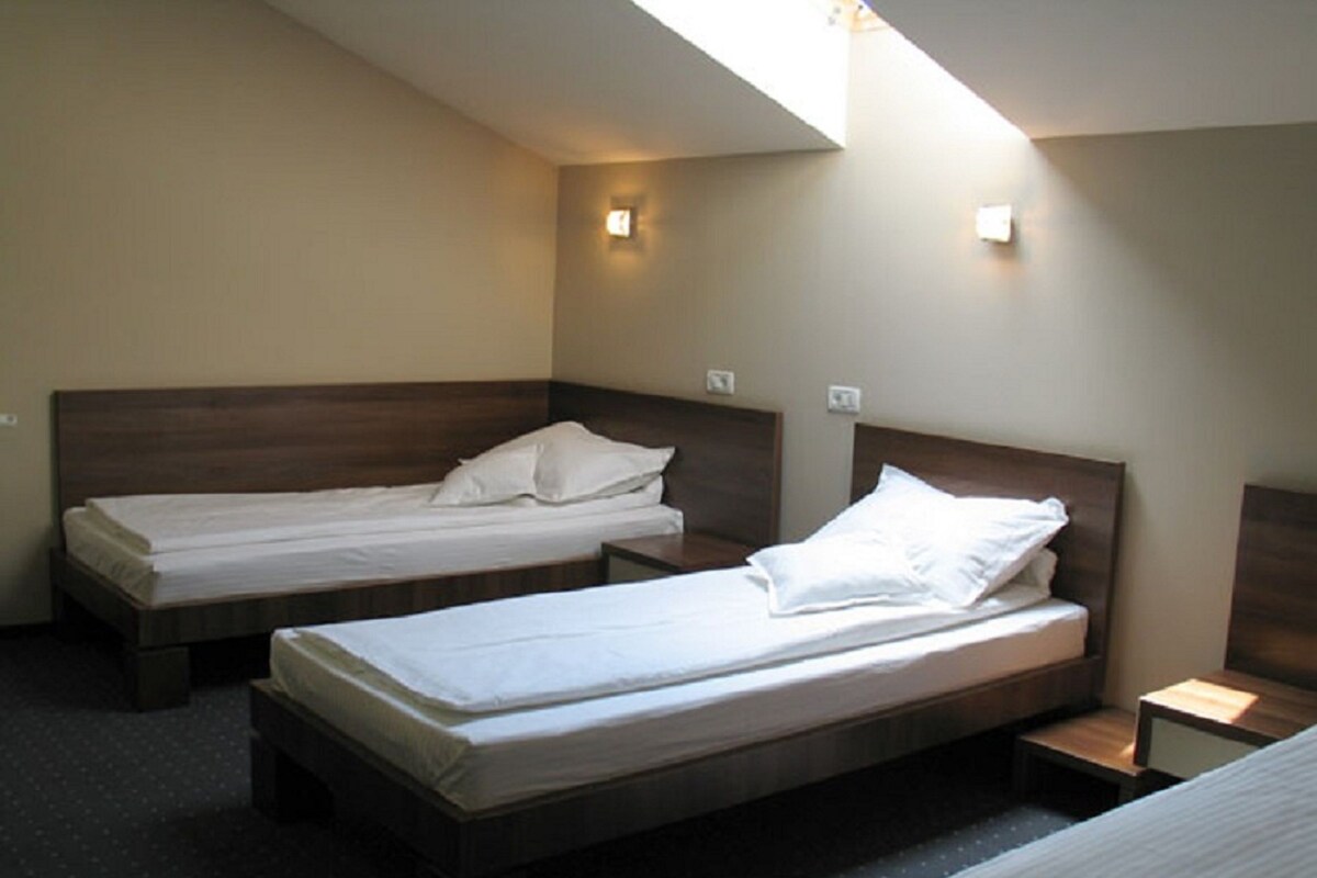 Classic Twin Room, 2 Single Beds, Non Smoking | Individually decorated, individually furnished, desk, blackout curtains