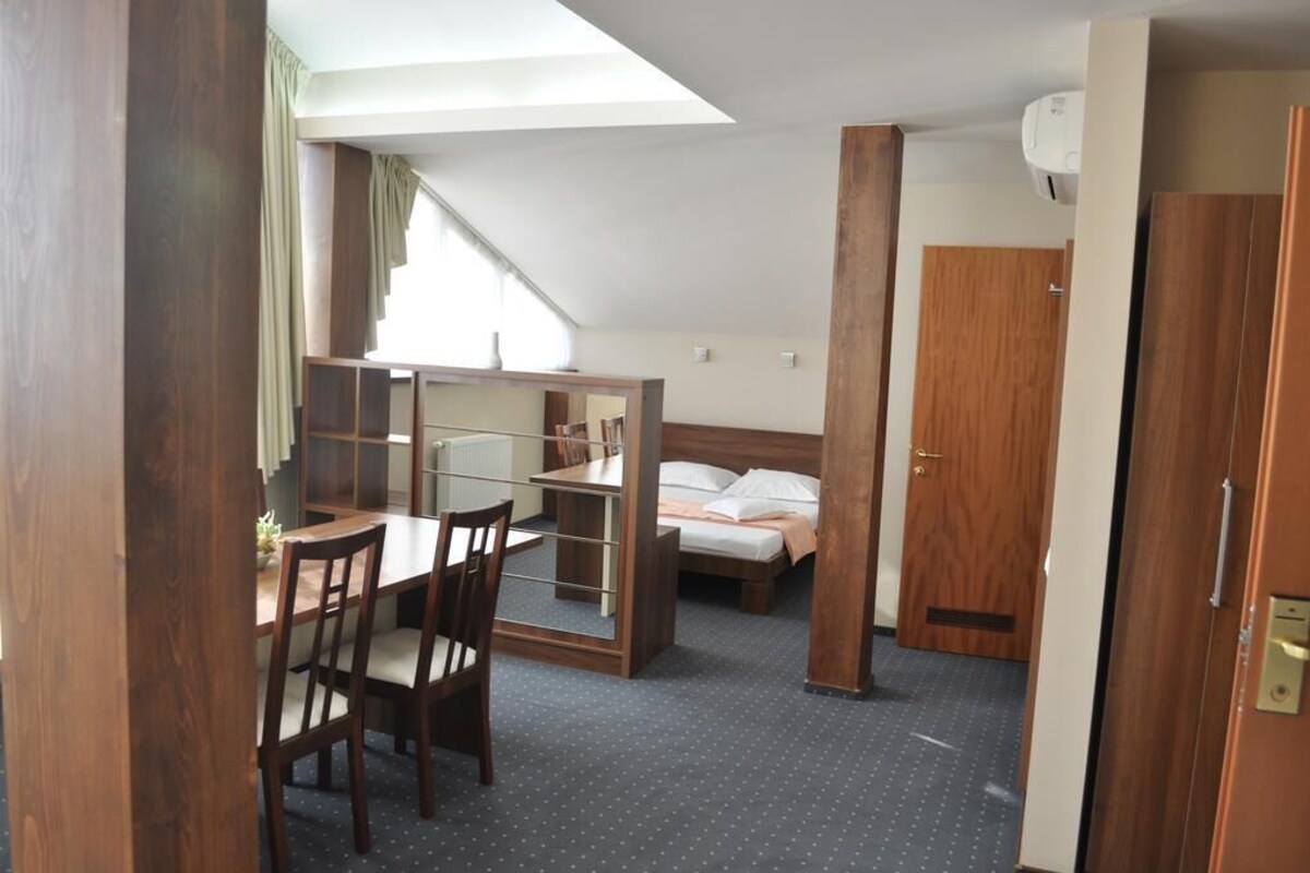 Classic Studio Suite | Individually decorated, individually furnished, desk, blackout curtains