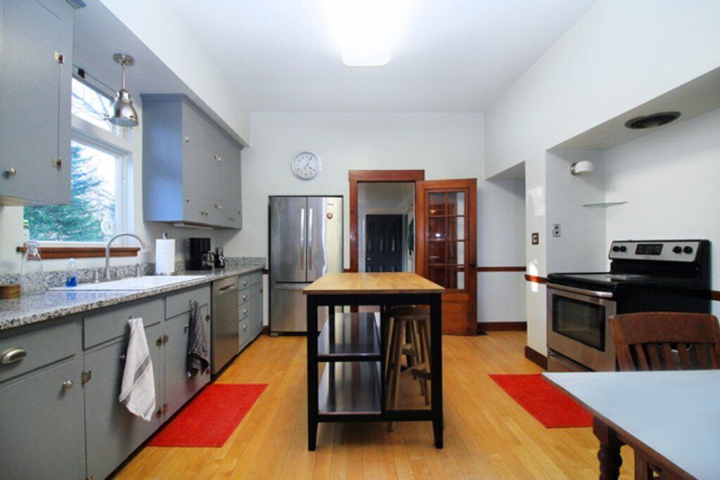 Coastal Farmhouse - Minutes to beaches, downtown Newport - on one acre of land.