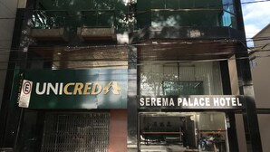 A modern hotel with a glass facade, balconies, and a sign for UNICRED4. - Serema Palace Hotel (Lavras)