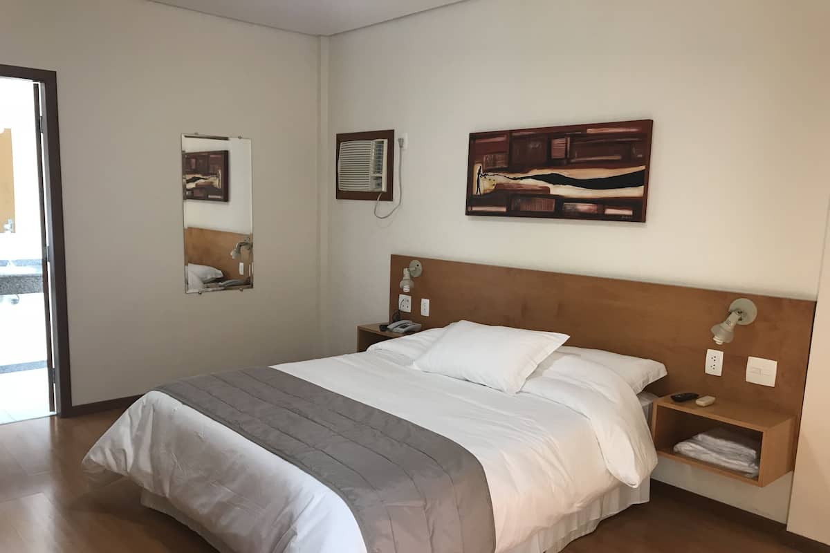 Minibar, escritorio, sistema de insonorización y wifi gratis 