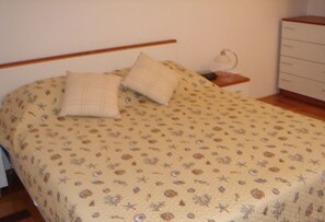 4 bedrooms, iron/ironing board, free WiFi, bed sheets