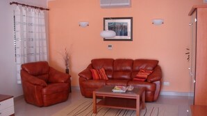 A living room with a brown leather sofa, a brown leather armchair, and a wooden coffee table. - Holiday Home in Betina with Seaview, Terrace, Air condition, WIFI (4671-1) (Betina)