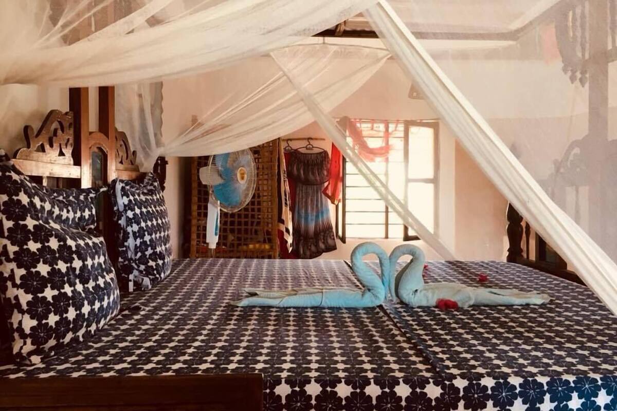 Premium bedding, WiFi (free), bed sheets