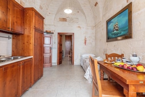 Frigorifero, piano cottura, bollitore elettrico