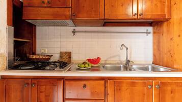 Fridge, stovetop, electric kettle, cookware/dishes/utensils