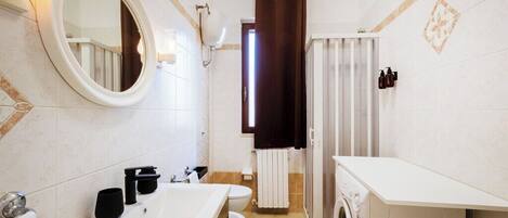 Exclusive Apartment, 1 Bedroom, Kitchen, Sea View | Bilik Mandi | Pancuran mandi, pengering rambut, tuala disediakan