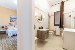 Apartamento exclusivo, 1 habitación, cocina, vistas al mar | Baño | Ducha, secador de pelo y toallas