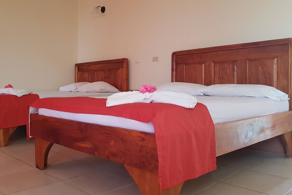 Habitación cuádruple, 2 camas dobles, no fumadores | Caja fuerte, wifi gratis, ropa de cama y accesible en silla de ruedas