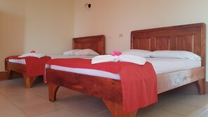 Quadruple Room, 2 Katil Kelamin (Double), Non Smoking | Peti besi dalam bilik, Wi-fi percuma, cadar katil, akses kerusi roda 