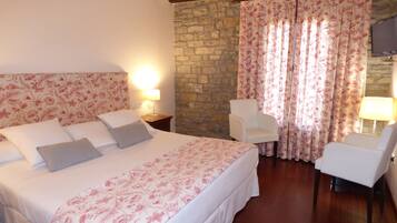 Phòng đôi Tiêu chuẩn | Bộ đồ giường cao cấp, két bảo mật tại phòng, bàn, màn/rèm cản sáng