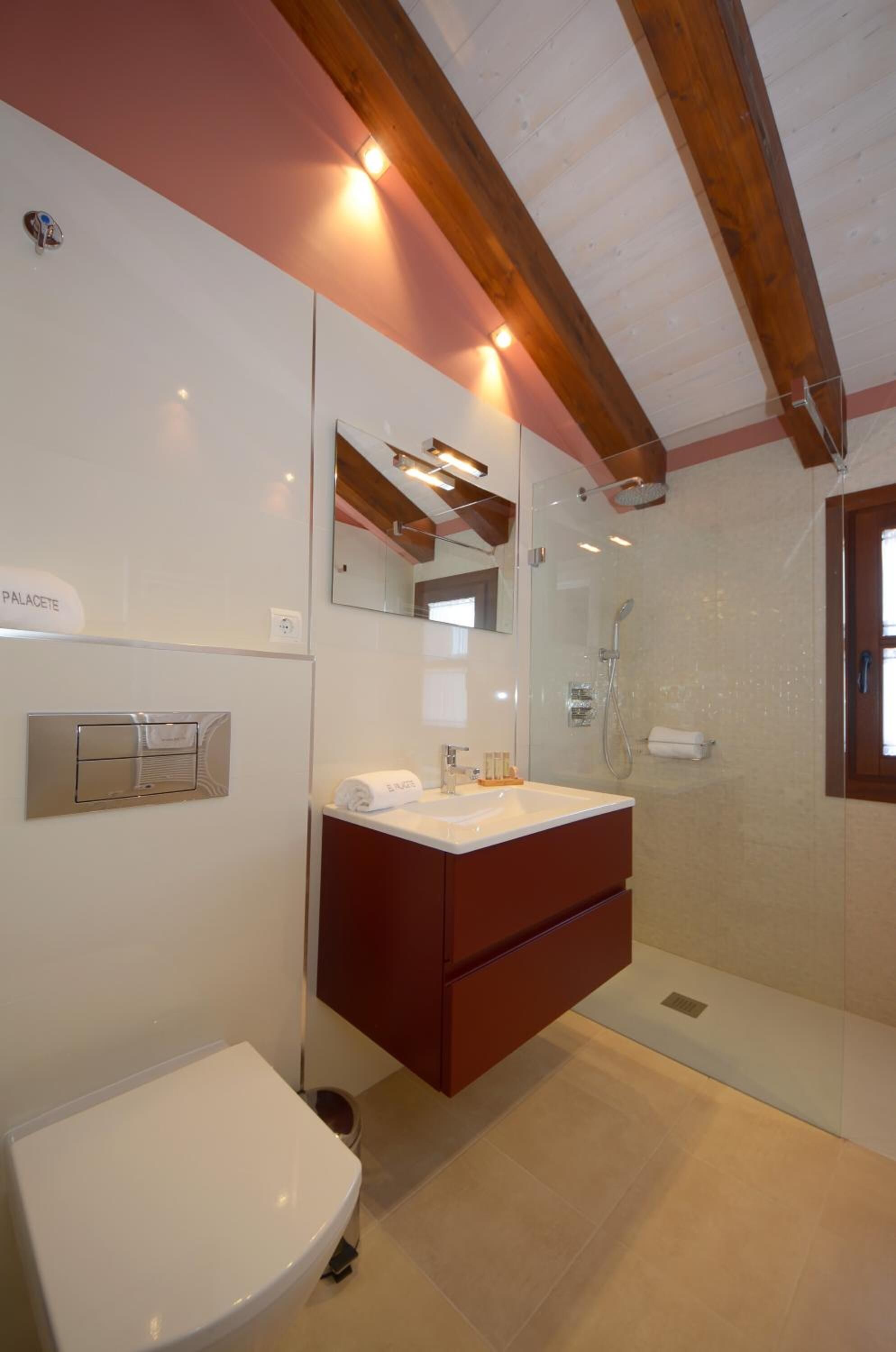Bathtub, jetted bath, free toiletries, hair dryer