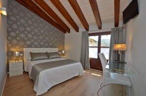 Premium bedding, in-room safe, desk, blackout drapes - Hotel Los Arcos (Ainsa)