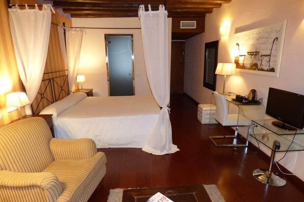 Habitación doble superior | Ropa de cama de alta calidad, caja fuerte, escritorio y cortinas opacas